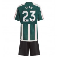 Billiga Manchester United Luke Shaw #23 Barnkläder Borta fotbollskläder till baby 2023-24 Kortärmad (+ Korta byxor)